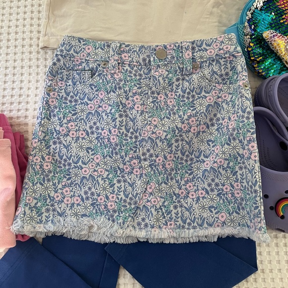 Hanna Andersson || 5T Girls Bundle Shorts, Shirts, Leggings & Shoes - Picture 10 of 13